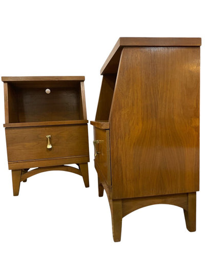 Mid Century 2pc Nightstands: H-26 L-18 D-13.5. Distinctive Furniture by Stanley (Set of 2)